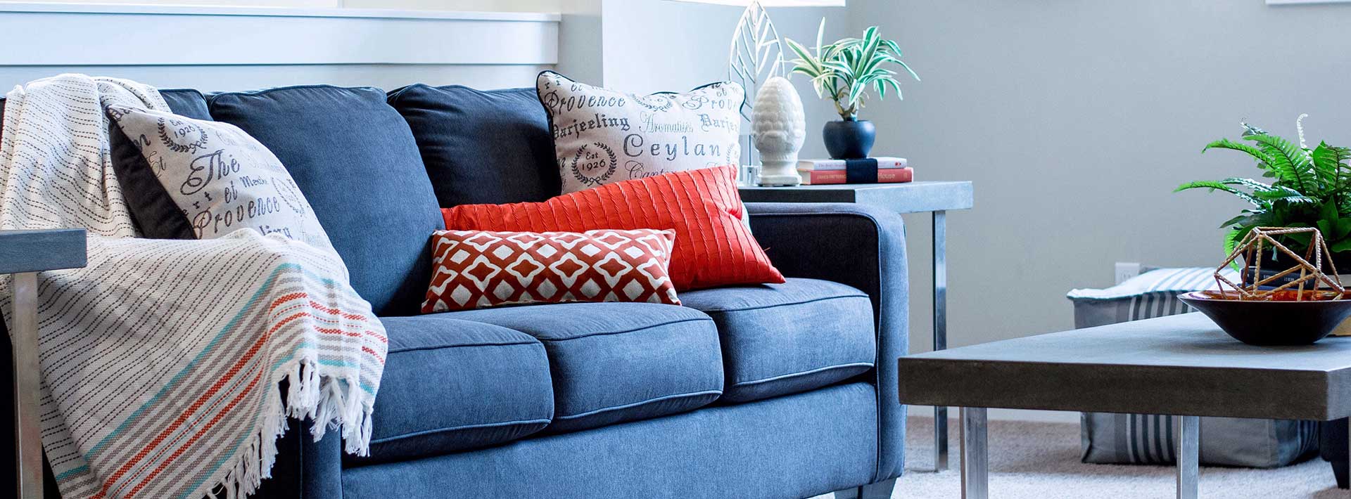 Decorar con cojines en tonos complementarios